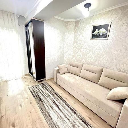 Large Apartment !!!Ciuflea Str. 키시나우 외부 사진